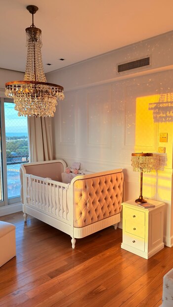 Piso de madera, una gran araña y luz natural son los protagonistas del cuarto de Olivia