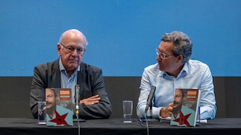 Dos hombres sentados frente a una mesa con micrófonos y dos ejemplares del libro 'Operación Sallustro'. Uno de los hombres es Pablo Sirvén