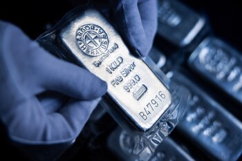 Una barra de plata de un kilogramo. (Crédito: Akos Stiller/Bloomberg)