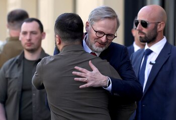 El presidente de Ucrania, Volodimir Zelensky, y el primer ministro checo, Petr Fiala, llegan para depositar flores en el Memorial de la Revolución de Terciopelo en Praga, República Checa, 7 de julio de 2023. REUTERS/Stringer
