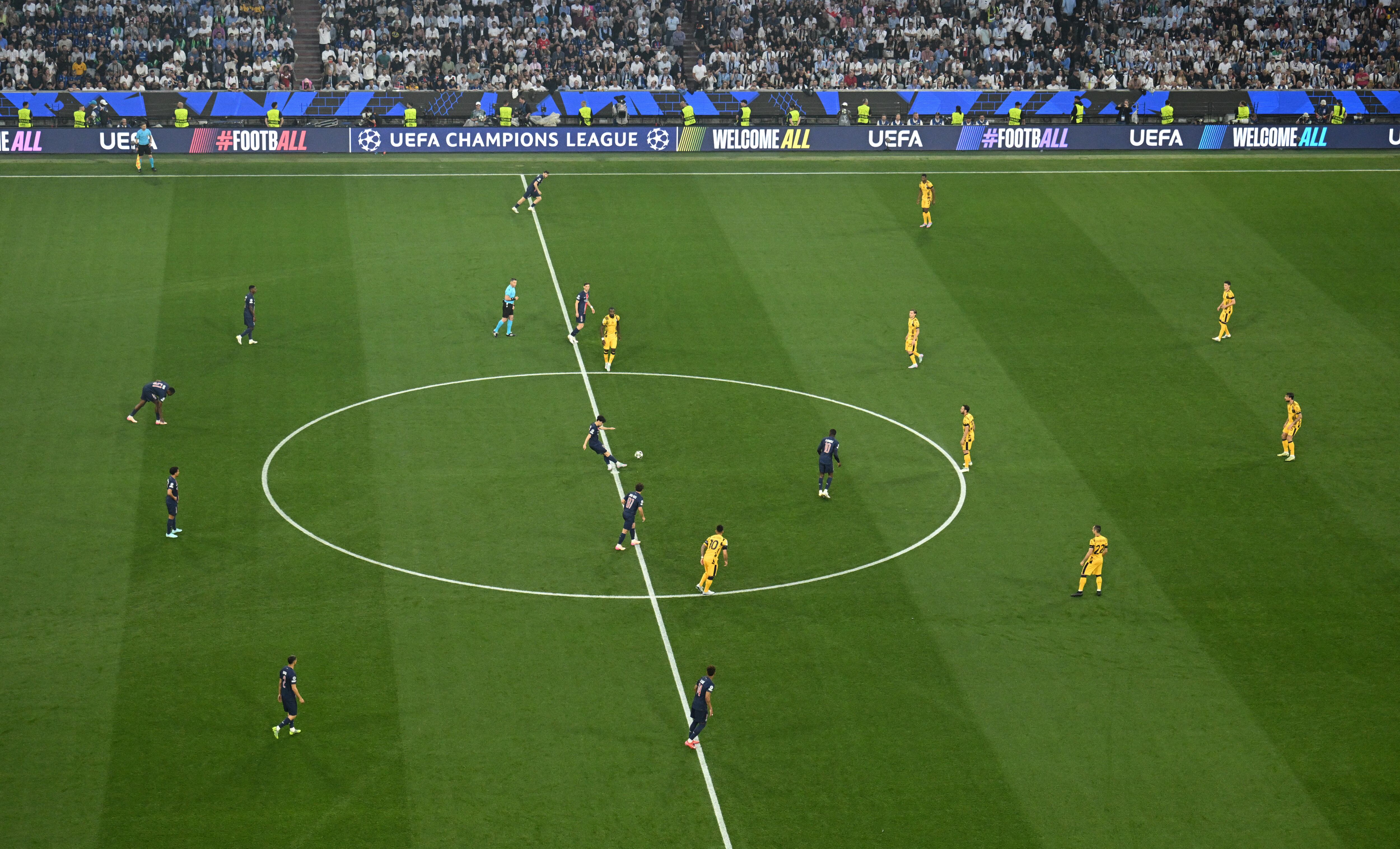 El pelotazo al lateral desde el saque inicial, una práctica que implementó el PSG de Luis Enrique y se expandió por todo el fútbol (REUTERS/Annegret Hilse)