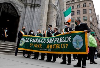 Estados Unidos celebró este miércoles el Día de San Patricio, una fecha para conmemorar su herencia irlandesa, con eventos virtuales en todo el país, los pubs a medio llenar y un discreto desfile en Nueva York para respetar la distancia social por la pandemia, que sigue siendo una amenaza pese al avance de la vacunación. EFE/EPA/PETER FOLEY