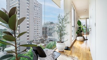 Con ventanas de piso a