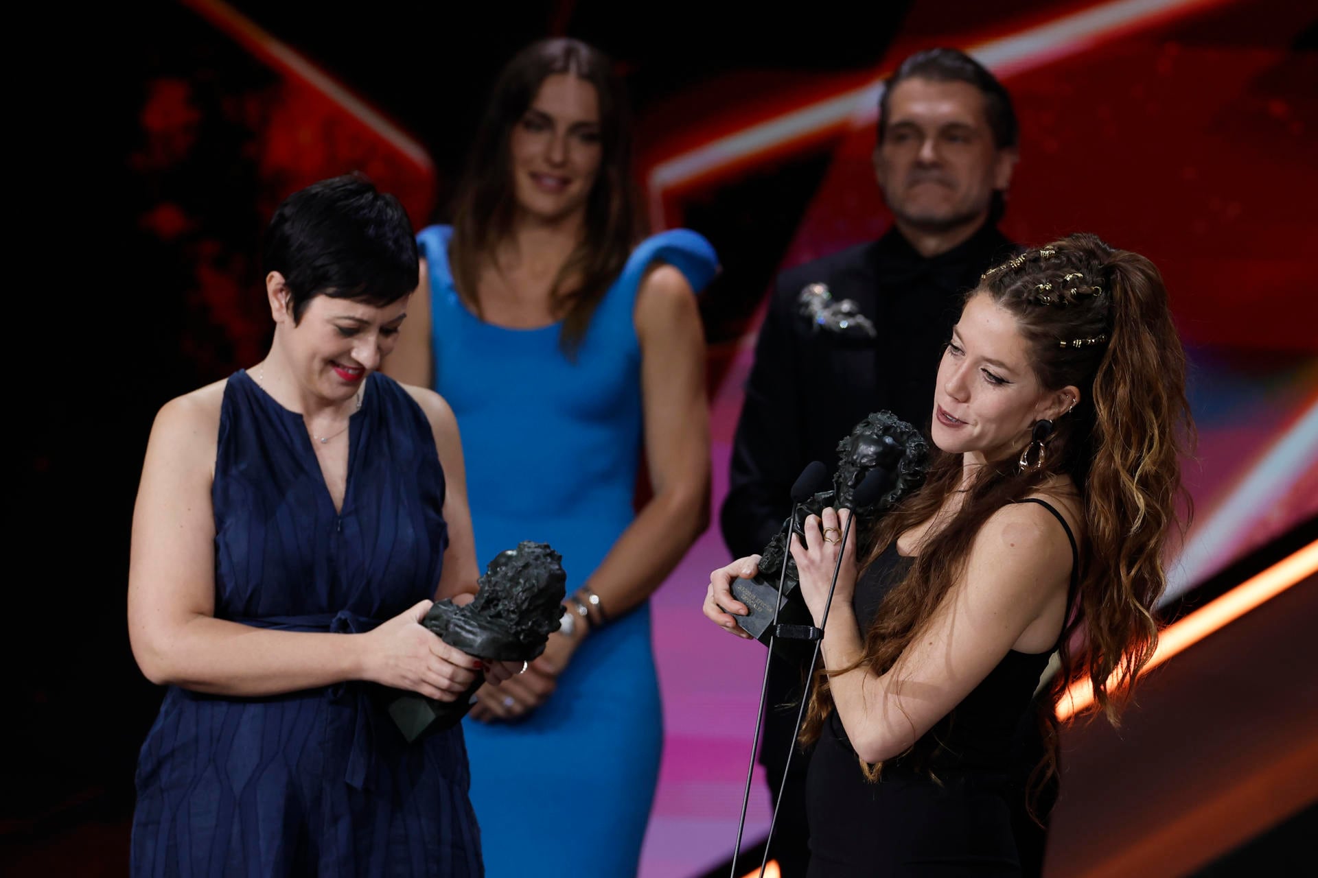 BARCELONA, 28/02/2026.- Paula Gallifa Rubia y Ana Rubio reciben el galardón a los Mejores Efectos Especiales por la película 'Los Tigres', durante la ceremonia de entrea de la 40 edición de los Premios Goya celebrada este sábado en el Auditorio Forum CCIB de Barcelona. EFE/Alberto Estévez