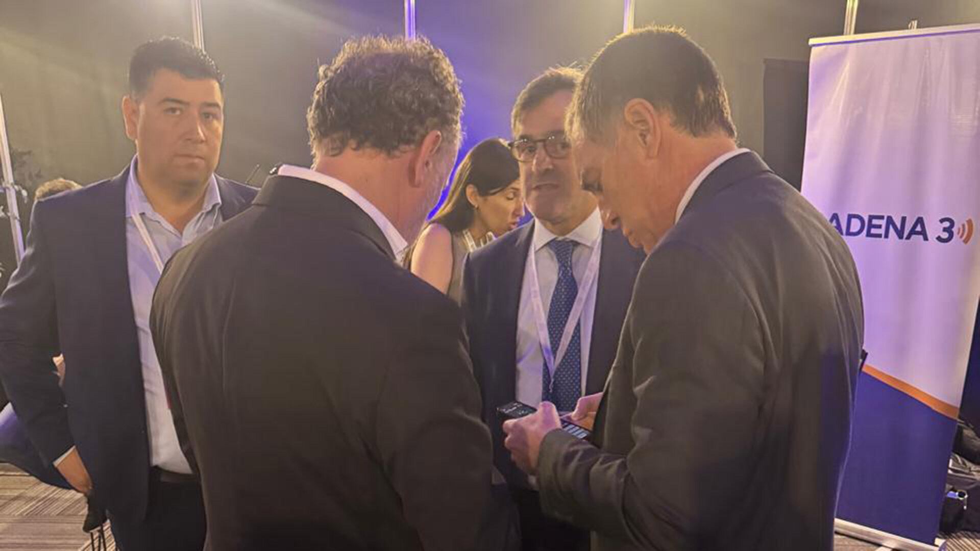 Diego Santilli conversa con el titular de la UIA, Martín Rappallini, y el cotitular de la CGT Cristian Jerónimo, en la conferencia industrial