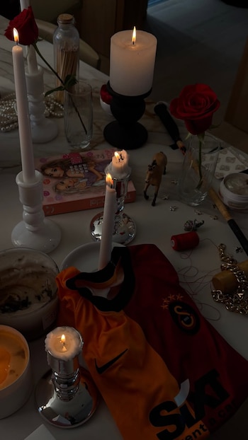 Las fotos de Wanda Nara mostraron una mesa con velas, rosas rojas, perlas, cadenas y la camiseta de Mauro Icardi en el centro de la escena
