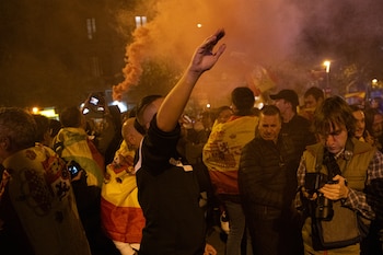 Joven levantando el brazo durante