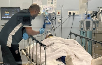 Jairo Da Silva fue trasladado al hospital para realizarse los estudios correspondientes (@ariyadhiah)