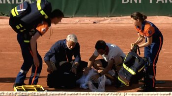 Preocupante imagen en Roland Garros: le ganó al argentino Mariano Navone una batalla de casi cinco horas y se desplomó por el dolor