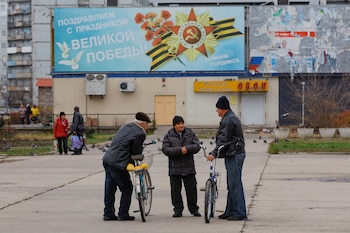 Vecinos conversan en una calle de Enerhodar, la ciudad de la central nuclear de Zaporizhzhia, el 24 de noviembre de 2022. La ciudad está bajo control ruso desde marzo de ese año. Chebaevskyi, que trabajaba en la planta, dejó Enerhodar poco después de su liberación, en agosto. (Reuters/Alexander Ermochenko)