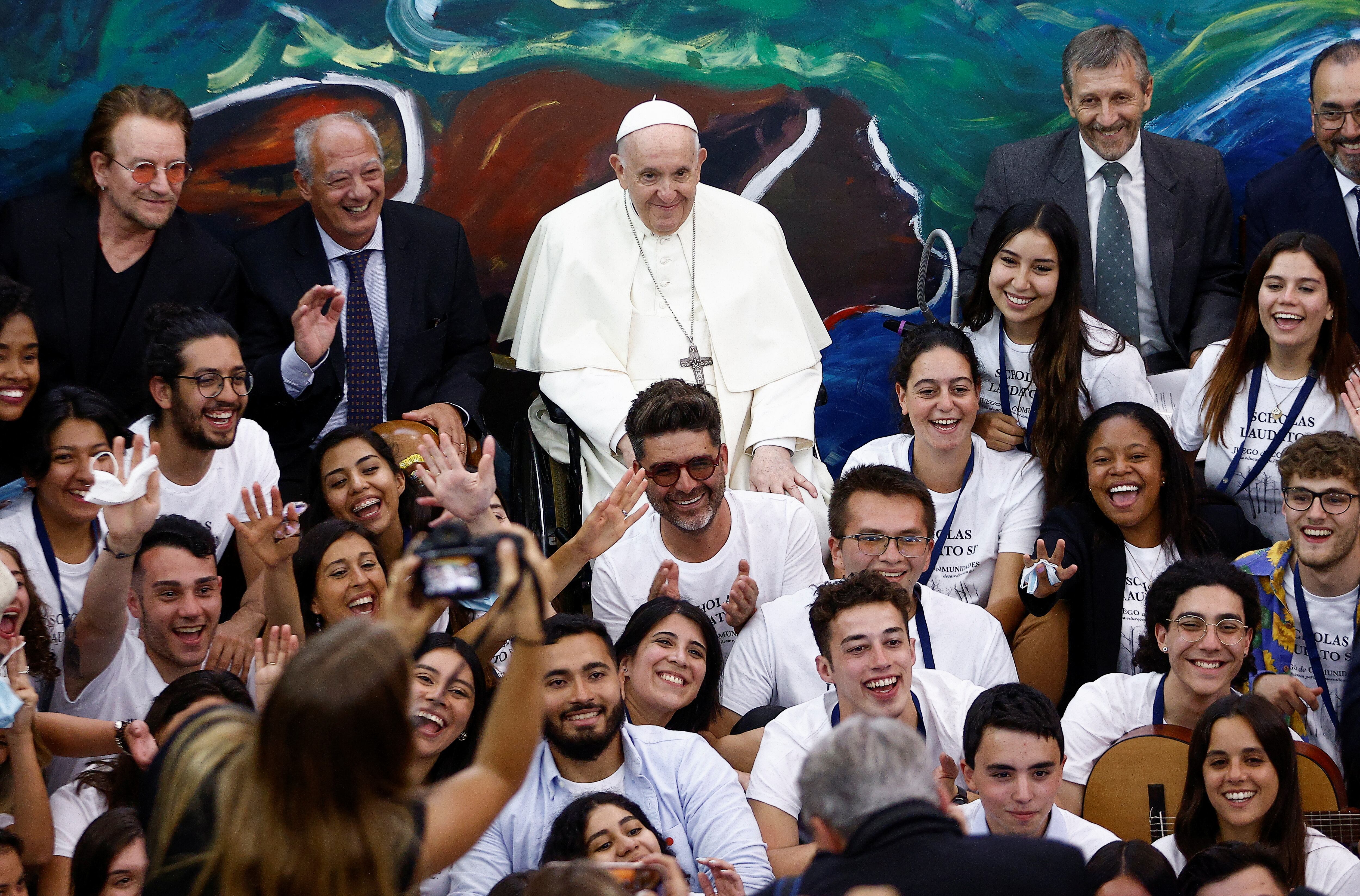 El compromiso social de Bono se refleja en iniciativas que luchan contra la pobreza y las enfermedades globales. Junto al Papa Francisco habían asistido a la inauguración de la escuela