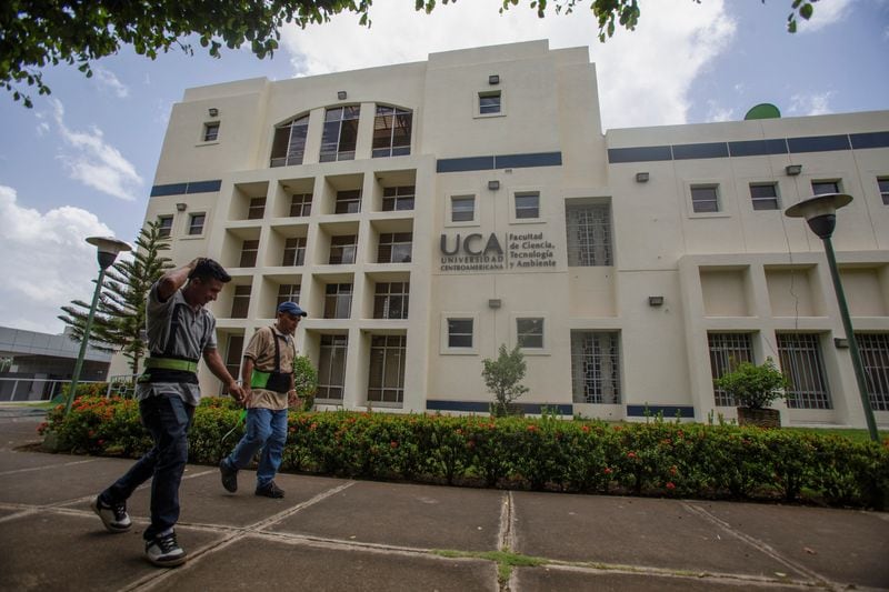 FOTO DE ARCHIVO. Trabajadores caminan frente a un edificio de la Universidad Centroamericana Jesuita (UCA) en Managua, Nicaragua, 16 de agosto de 2023. REUTERS/Stringer