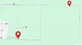 Captura de pantalla de un mapa digital verde claro con dos marcadores de ubicación rojos, mostrando las calles Cesar Justino y Luis Piedrabuena.