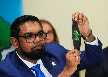 Ali mostró un brazalete en