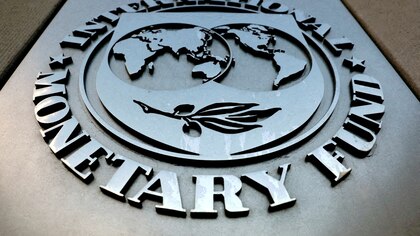 FMI: el equipo económico viajó a Washington para conseguir un desembolso de USD 800 millones tras cumplir las metas 