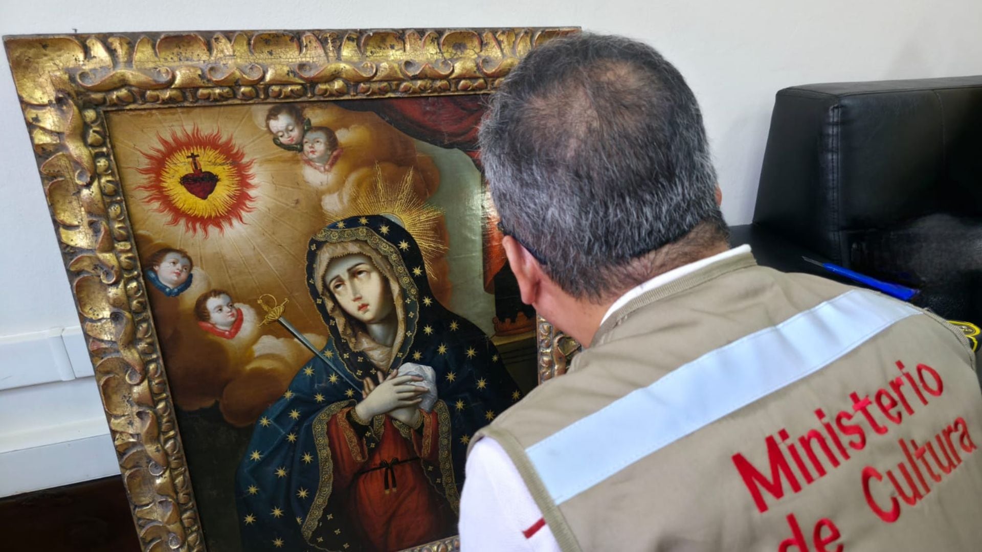 El conjunto se completa con 35 bienes históricos y artísticos de las épocas virreinal y republicana, que incluyen pinturas religiosas, tupus, estribos y ornamentos litúrgicos - Créditos: Mincul.
