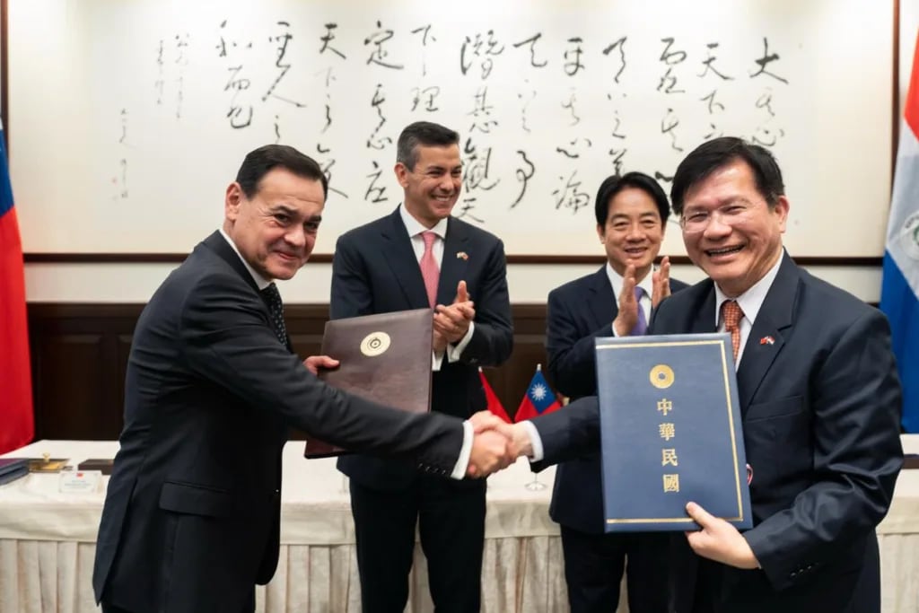 ARCHIVO: El presidente de Paraguay, Santiago Peña, el de Taiwán, Lai Ching-te, el canciller paraguayo Rubén Ramírez Lezcano y su par taiwanés, Lin Chia-lung (Gobierno Paraguay)