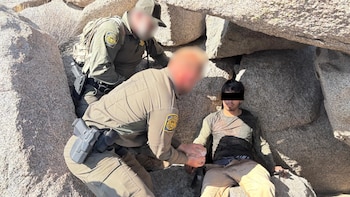 Sin agua y varado dos días: así rescataron a un migrante mexicano en el desierto de California