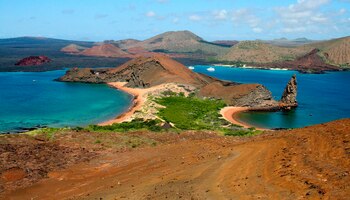Formado por 13 islas grandes, 6 menores y 42 islotes, el archipiélago de las islas Galápagos está situado a unos mil kilómetros al oeste de las costas continentales de Ecuador y es conocido por su rica biodiversidad. EFE/José María Ortiz/Archivo