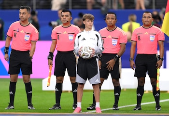 Sin rodeos: Así fue el partido del árbitro salvadoreño Iván Bartón en la semifinal del mundial 2026