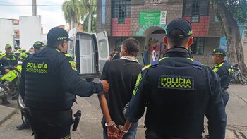 La policía capturó a uno