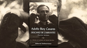 Portada del libro Descanso de caminantes con el retrato en blanco y negro de Adolfo Bioy Casares sobre un fondo horizontal ampliado.