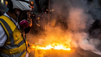 Decenas de miles de hongkoneses salieron este miércoles a las calles (ISAAC LAWRENCE / AFP)