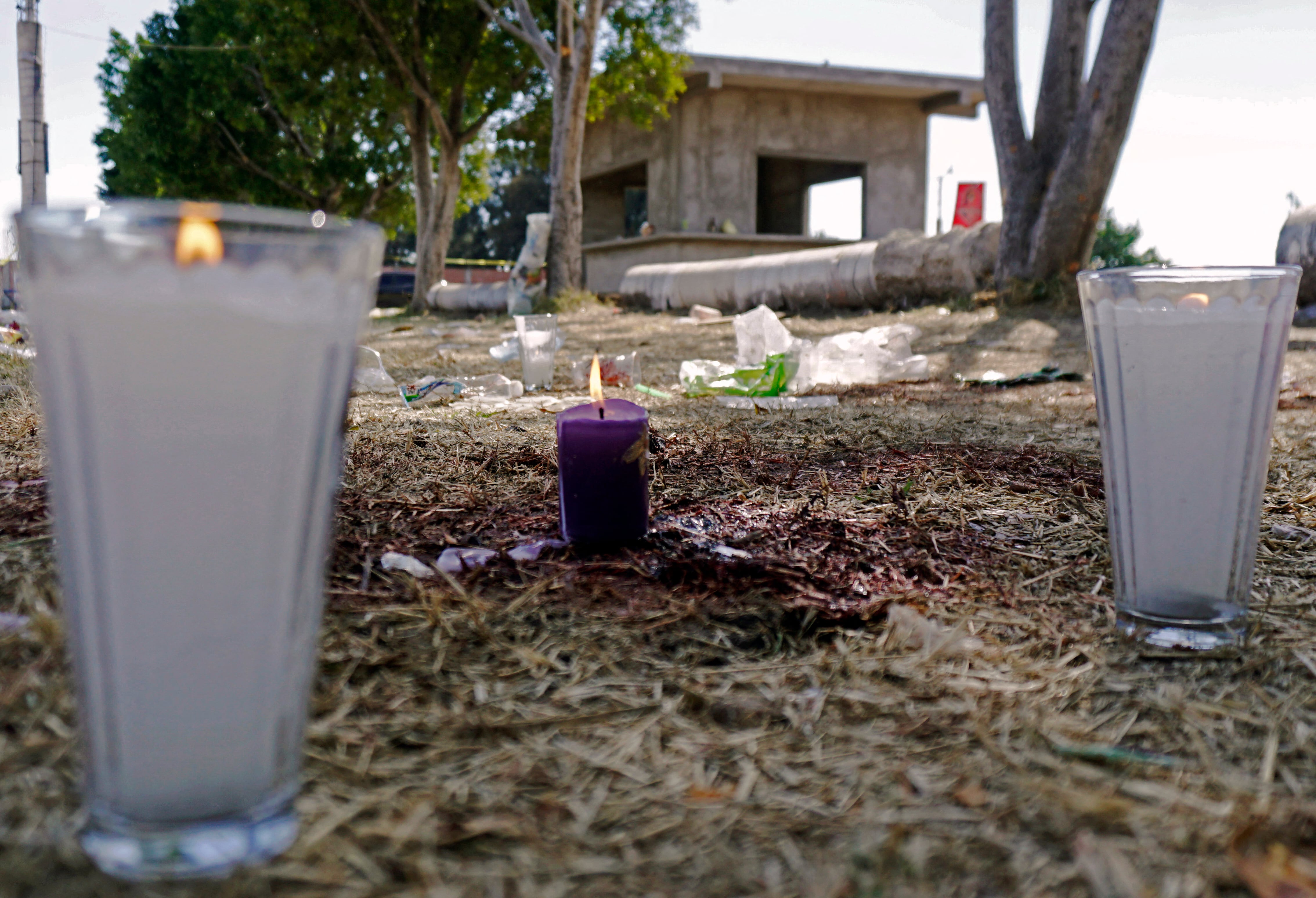 Veladoras en la escena del crimen. (Photo by Mario Armas / AFP)