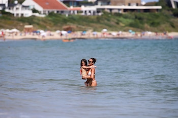 La modelo junto a su