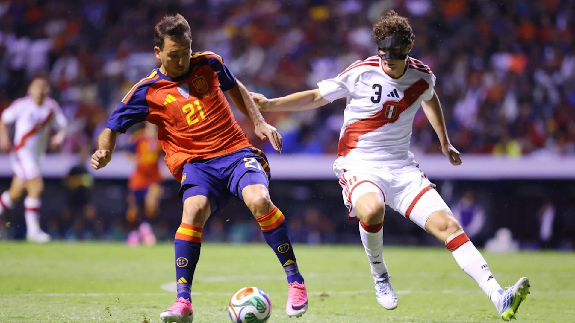 Fabio Gruber ejerciendo un marcaje contra Mikel Oyarzabal. - Crédito: AFP