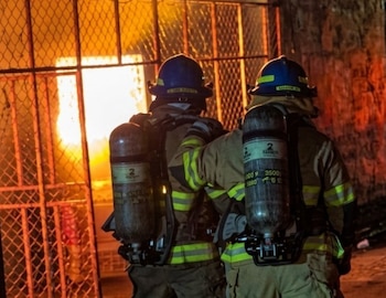 Bomberos de El Salvador atendieron una emergencia por incendio durante el periodo vacacional, en el contexto del incremento del 70 % de este tipo de incidentes reportado en 2026 (Cortesía: Cuerpo de Bomberos).