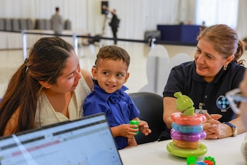 Delegación salvadoreña y autoridades marroquíes