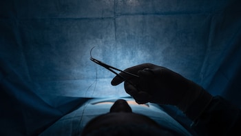 Investigado por la muerte de una paciente tras una liposucción huyó de República Dominicana hacia Colombia