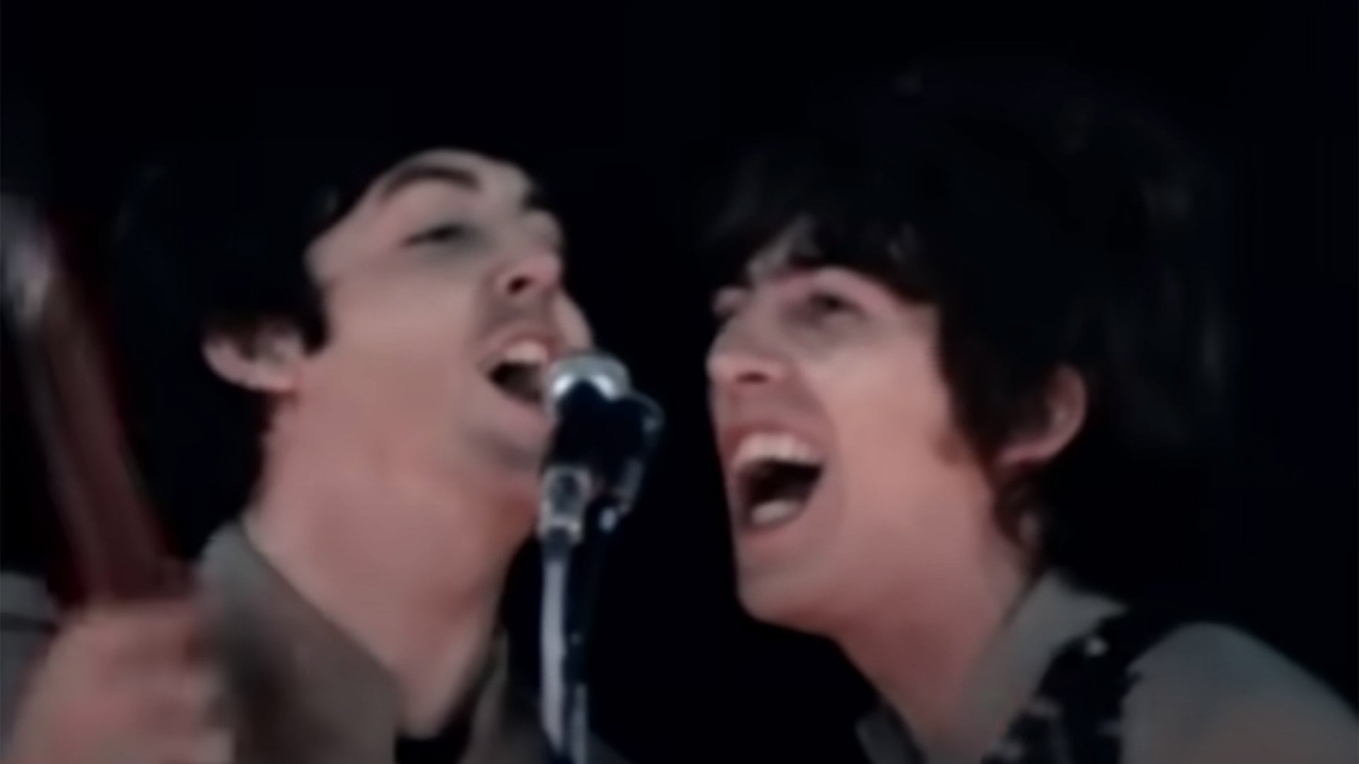 Paul McCartney y George Harrison en medio del show. Ringo Starr debía prestar atención a sus movimientos para saber por qué parte de la canción iban, ya que no podía escucharlos por los alaridos de las fans.