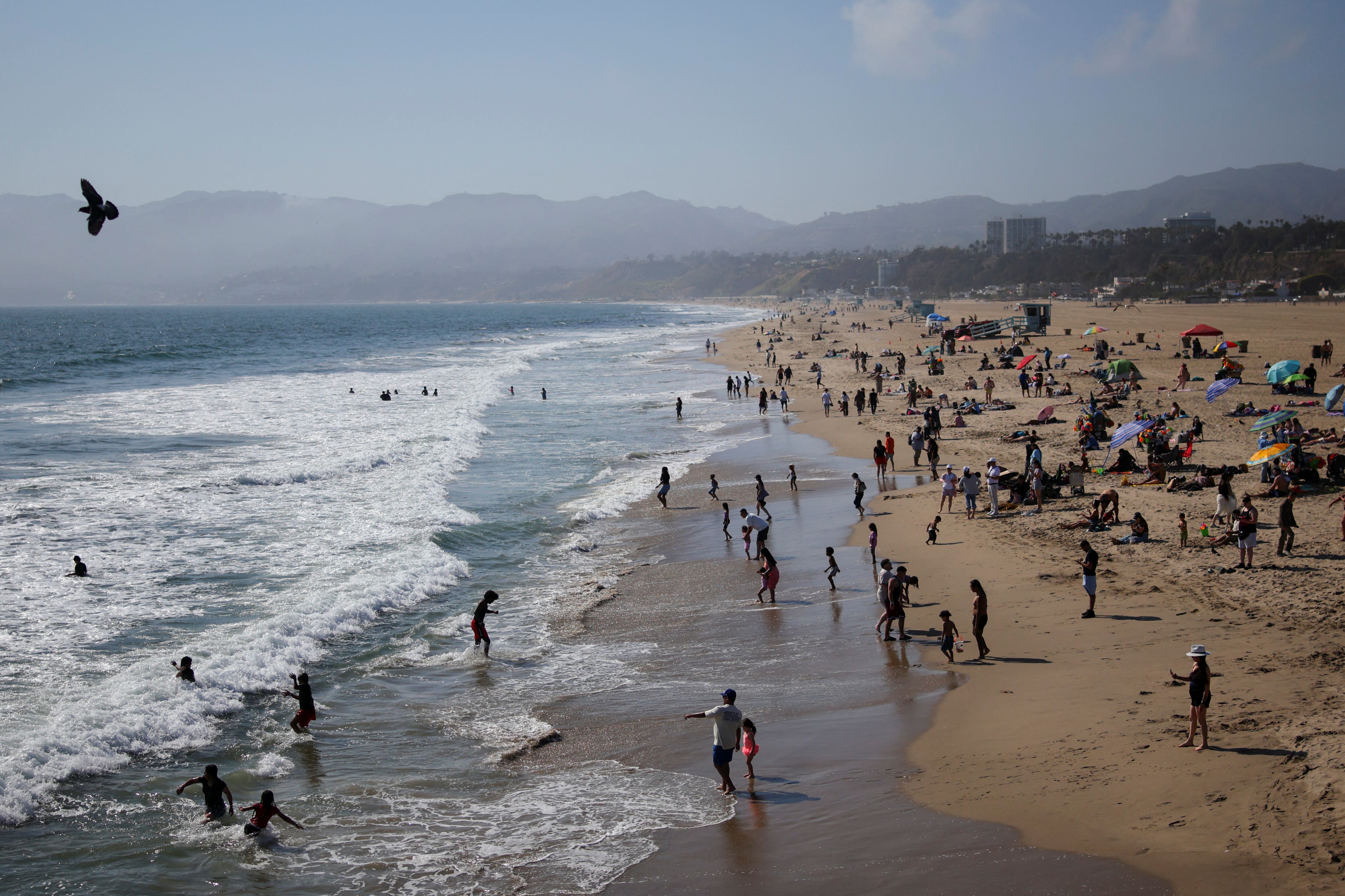 El Programa de Aguas Recreativas de Los Ángeles toma muestras semanales en las playas y notifica al público si se superan los límites bacterianos. (REUTERS/Daniel Cole)