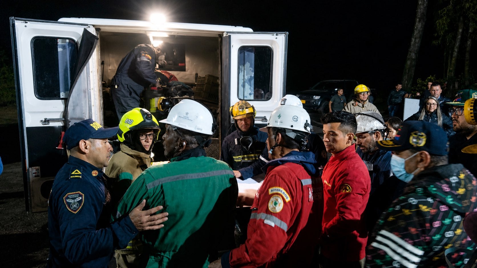 Equipos de rescate y organismos de emergencia adelantan labores de rescate de los cuerpos de las cuatro víctimas de explosión en la mina Las Quintas, en Cucunubá. - crédito @JorgeEmilioRey/X