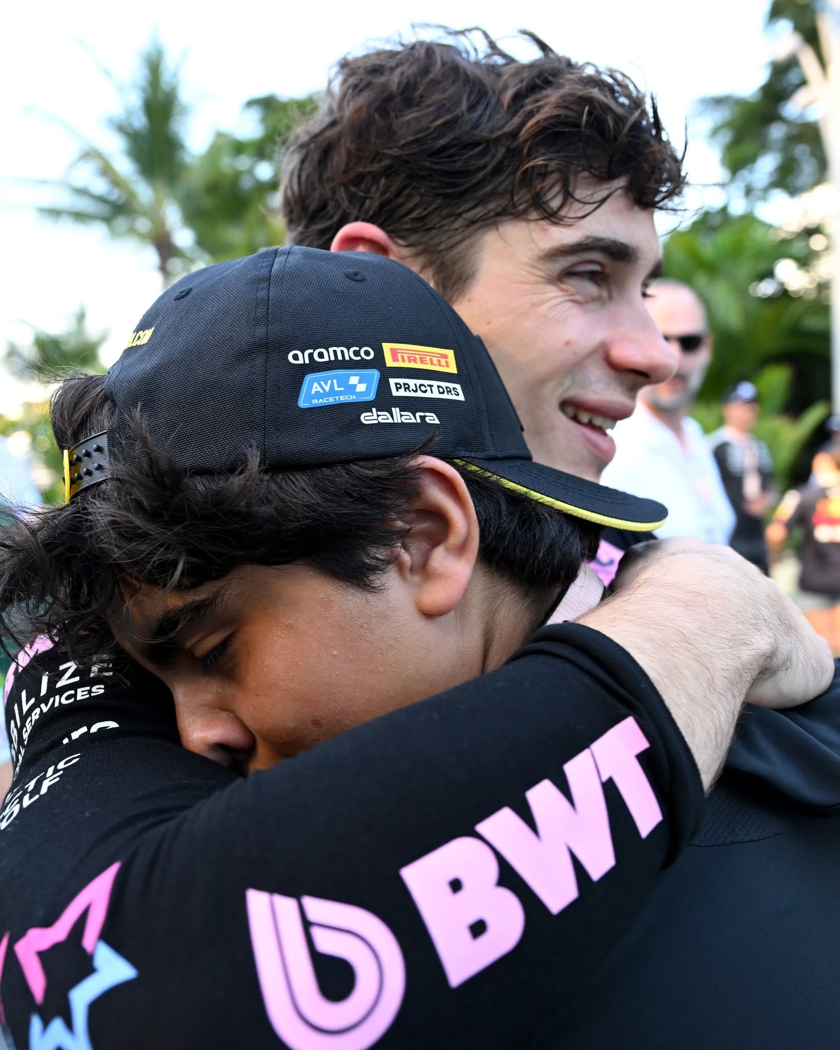 Franco Colapinto es abrazado por fanático tras clasificar para el Gran Premio de Miami, marcando un hito en su carrera en la Fórmula 1.