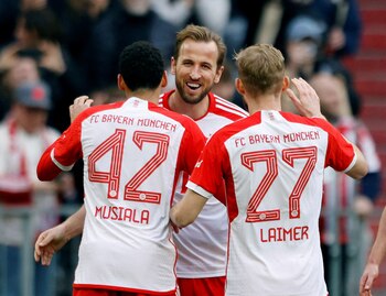 Soccer Football - Bundesliga - Bayern Munich v 1. FSV Mainz 05 - Allianz Arena, Munich, Germany - March 9, 2024 Bayern Munich's Harry Kane celebrates scoring their seventh goal to complete his hat-trick with Jamal Musiala and Konrad Laimer REUTERS/Michaela Stache DFL REGULATIONS PROHIBIT ANY USE OF PHOTOGRAPHS AS IMAGE SEQUENCES AND/OR QUASI-VIDEO. REFILE - CORRECTING EVENT TEMPLATE