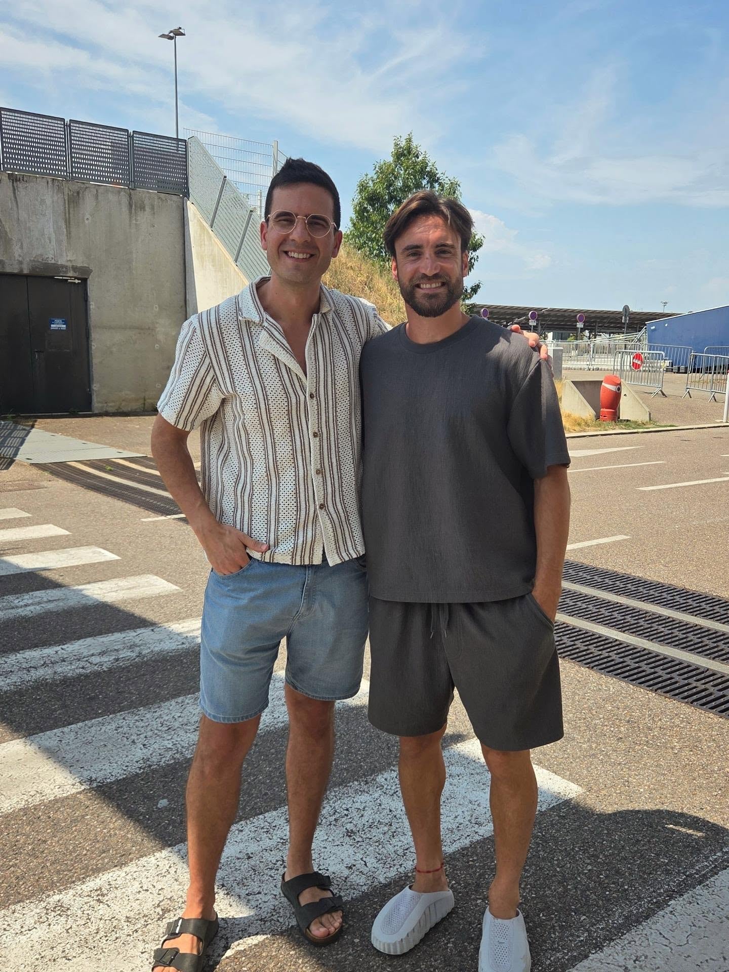 El periodista Nico Peralta junto a Nicolás Tagliafico en Lyon. El campeón del mundo con la Selección lo recibió en Francia (Instagram @peralta_nico)