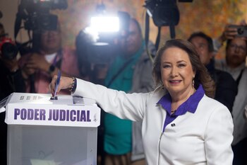 Yasmín Esquivel logró su reelección.