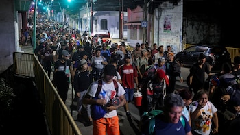 Entre 20,000 y 25,000 cubanos varados en México: la caravana que avanza bajo la lluvia sin garantía de refugio ni cruce