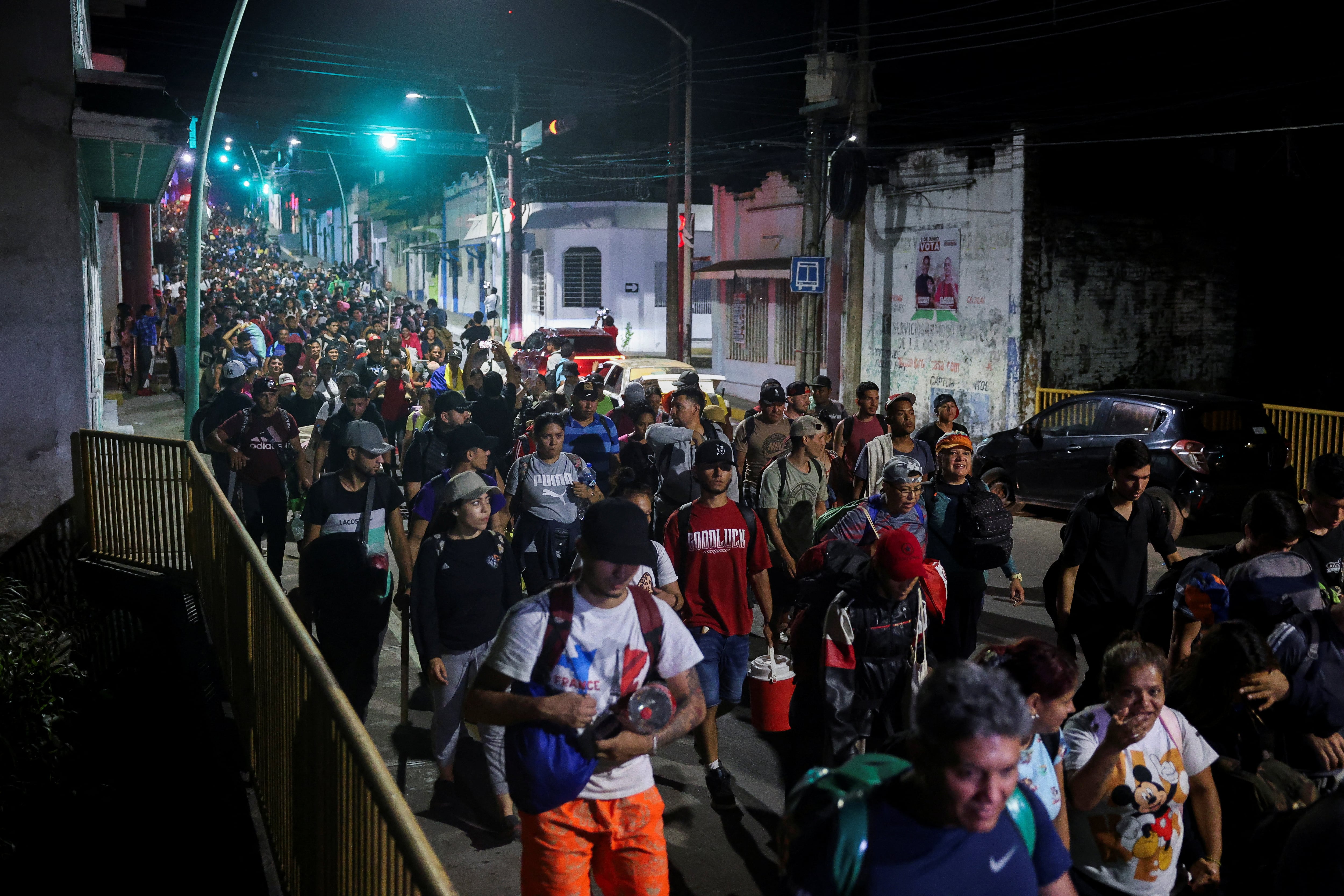 Migrantes caminan en caravana rumbo a la frontera norte con Estados Unidos, en Tapachula, estado de Chiapas, México, 20 de enero de 2025. REUTERS/Raquel Cunha