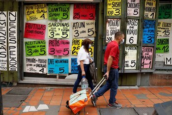 Expertos advertían que en Venezuela estaba ocurriendo una especie de dolarización de facto, pero ahora los comercios fijan sus precios en euros. REUTERS/Leonardo Fernández Viloria/Foto de archivo