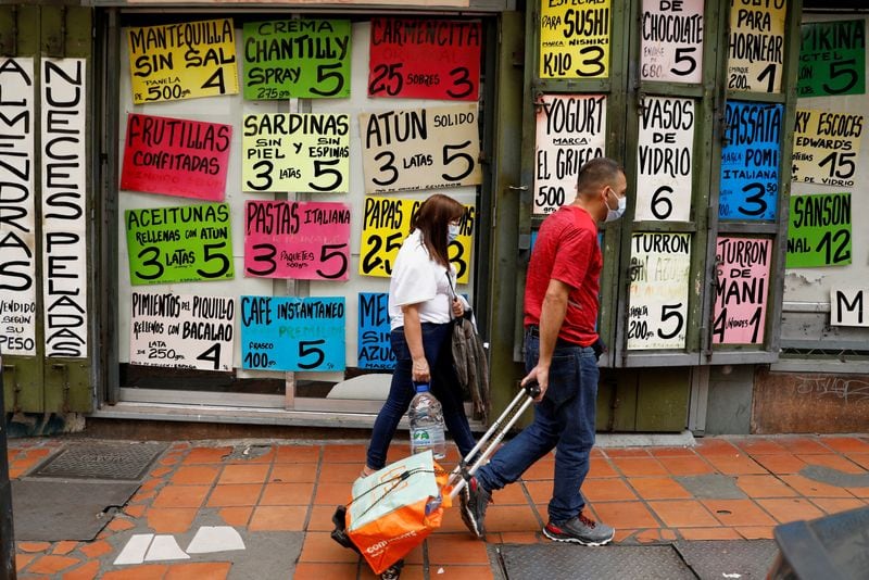Expertos advertían que en Venezuela estaba ocurriendo una especie de dolarización de facto, pero ahora los comercios fijan sus precios en euros. REUTERS/Leonardo Fernández Viloria/Foto de archivo