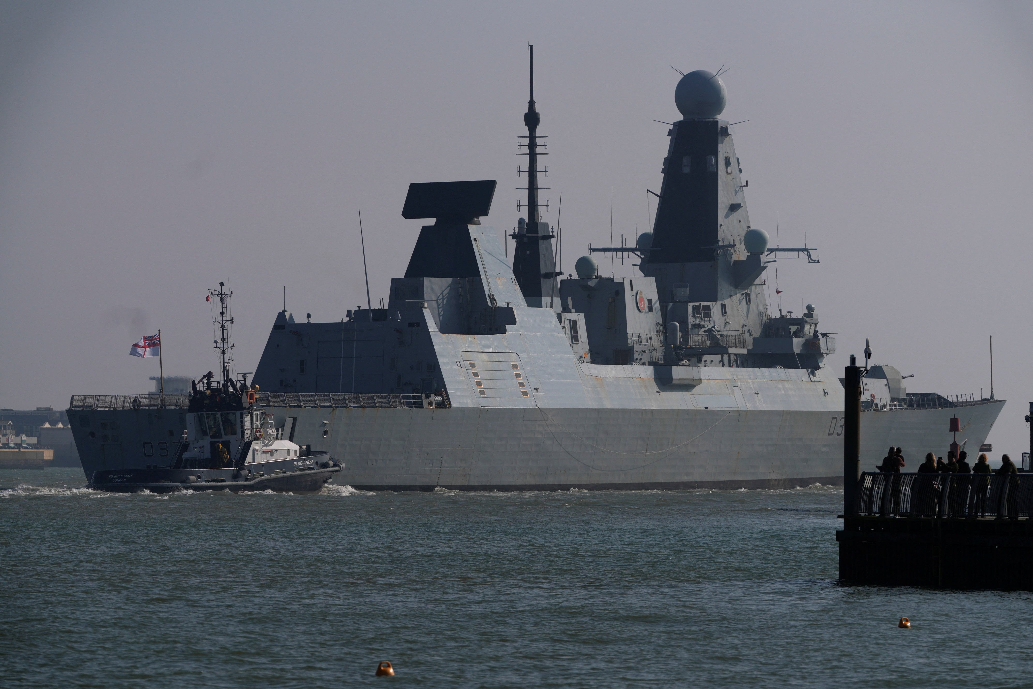 El destructor HMS Duncan de la Marina Real Británica zarpa del puerto de Portsmouth, Gran Bretaña (REUTERS/Carlos Jasso/Archivo)