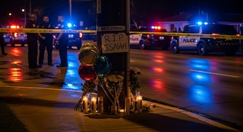 Un memorial con globos, flores