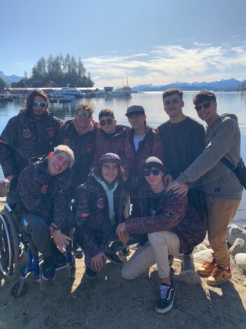 Leandro junto a sus amigos