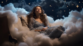 Inspiradora imagen de descanso: mujer reposa entre nubes y estrellas, explorando un mundo de sueños y bienestar. Un recordatorio visual de la importancia del sueño reparador. (Imagen Ilustrativa Infobae)