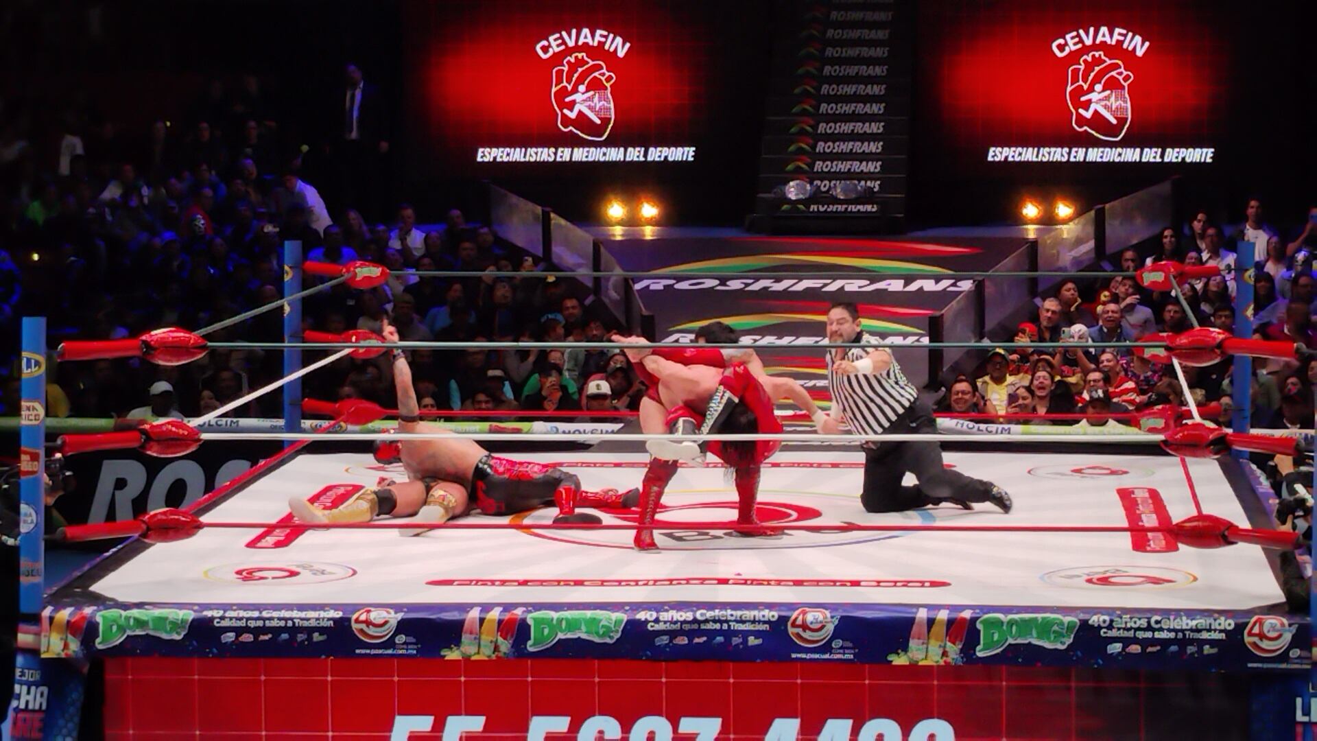 Los campeones mundiales de parejas de NJPW Strong, Templario y TJP, retuvieron sus títulos al vencer a los Chávez Brothers tras aplicar una llave de rendición. Niebla Roja fue retirado en camilla por lesión. (Foto: Jesús Flores Beltrán)