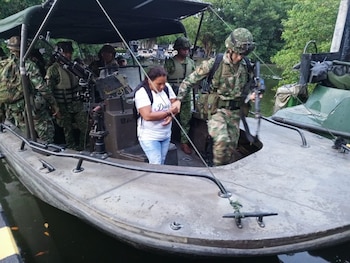 La mujer es señalada de participar en varios actos terrorista contra la fuerza pública - crédito @COL_EJERCITO/X